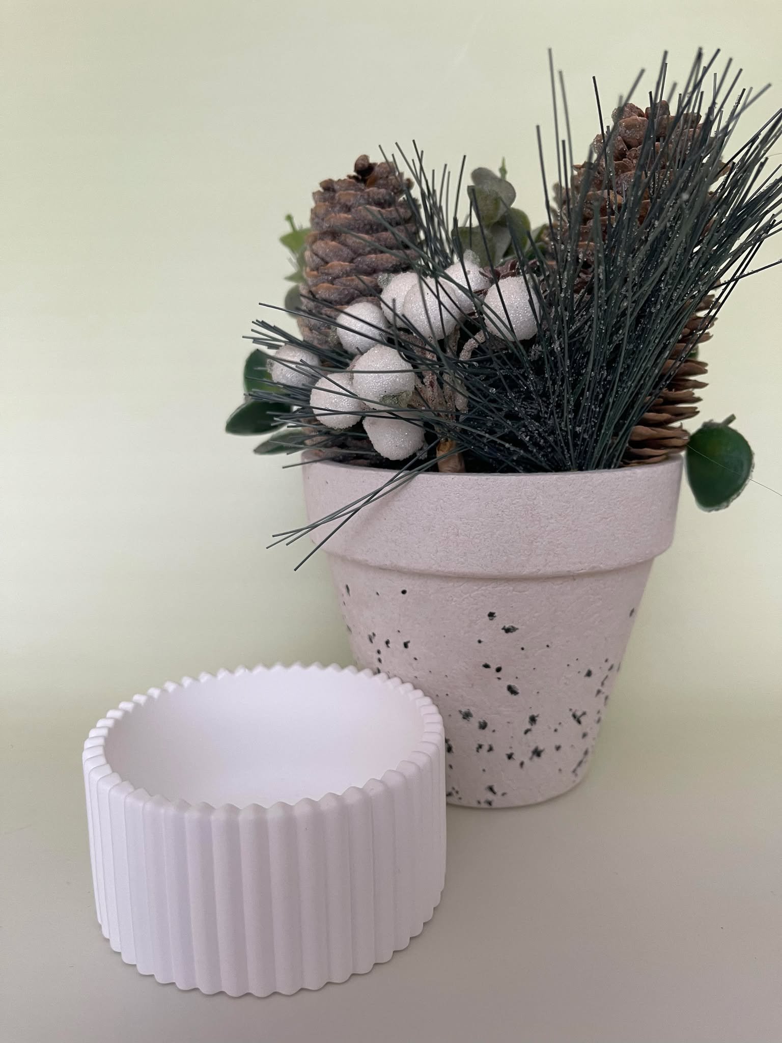 Ribbed round holder